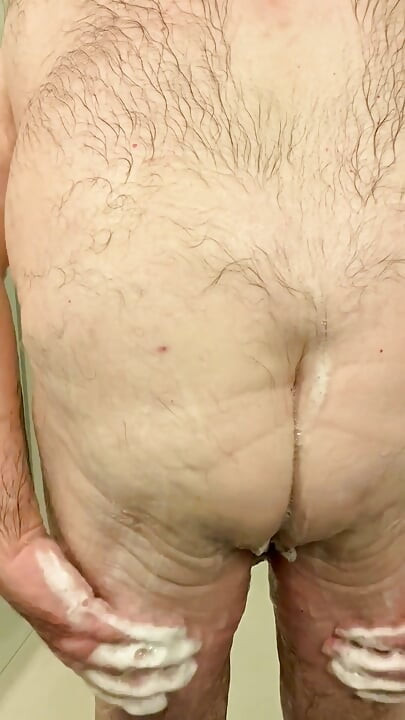 Coach Karl Soaps His Butt 7222