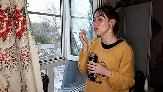 Une demi-sœur fume une cigarette et boit de l'alcool