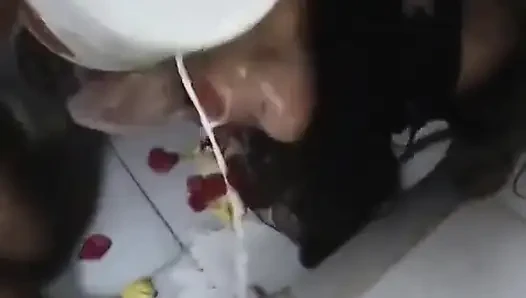Bir sapık edepsiz bir kaltağı sikiyor ve götüne tükürüyor