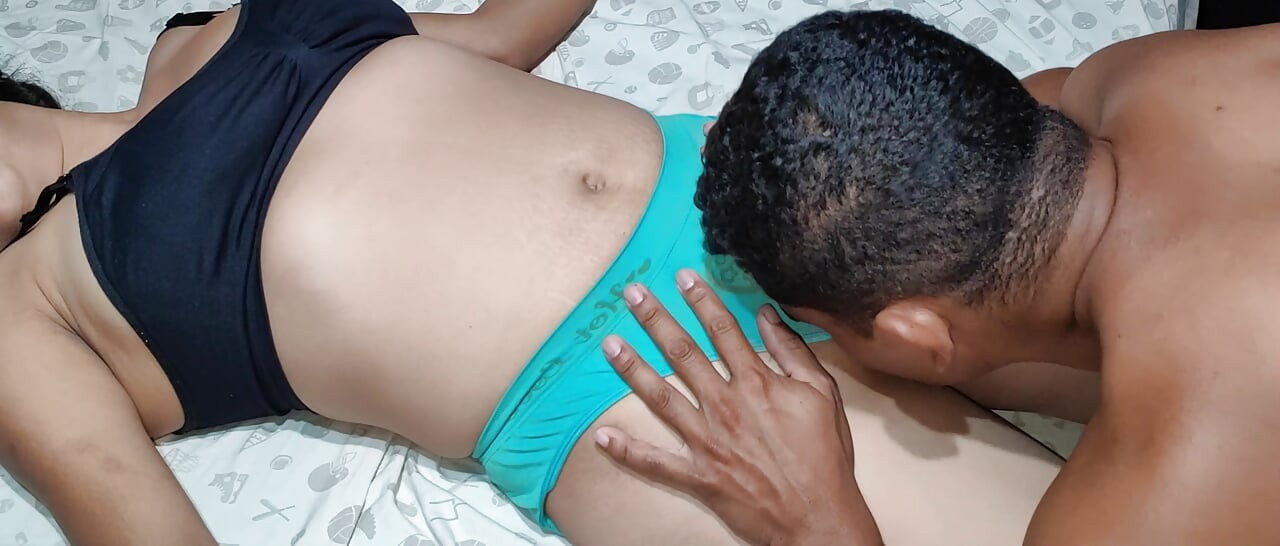 彼女はインドのウェブシリーズでバージンで、Xvideoでタミル語できつい女性を切らせたいと頼んでいます。