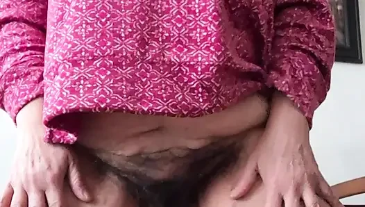 Ibu tiri yang hot dan basah lagi asik muasin memeknya sambil membayangkan dientot kayak pelacur