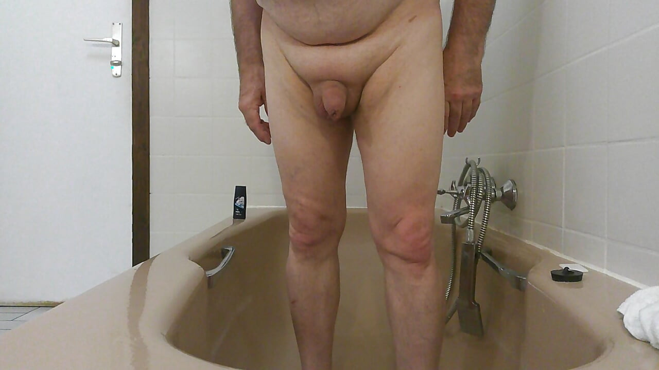 pissing in the bath