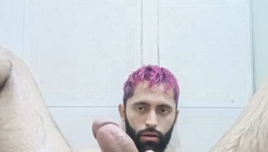 Pau grande latino Camilo Brown usando óleo e um vibrador no chuveiro para dar a si mesmo um intenso orgasmo de próstata