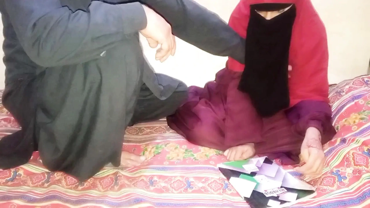 戴穆斯林头巾的穆斯林女孩在房间里与老师发生性关系