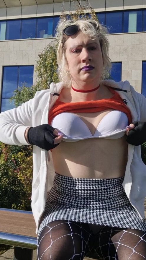 Caída de tetas en un parque público
