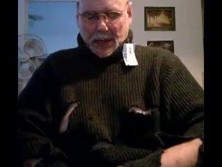 Mostrando la polla mientras corta un nuevo suéter de cuello alto
