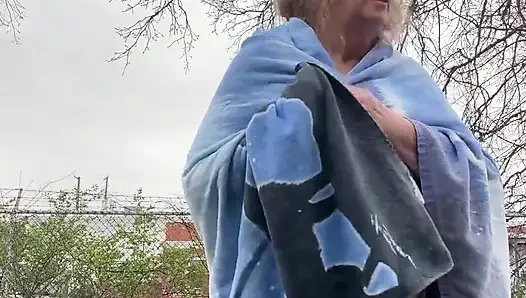 Memergokin toketku dihujani tetesan air hujan