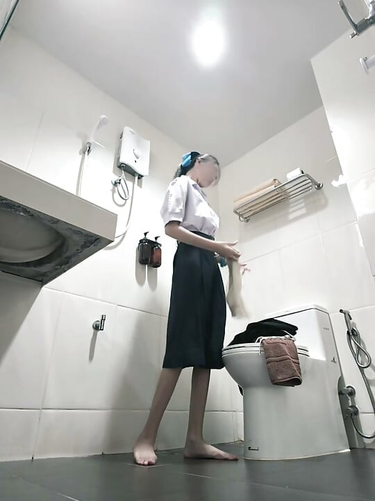 Trocar para um uniforme escolar no banheiro