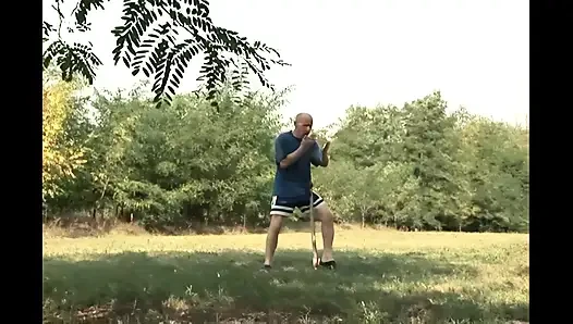 Şişman kız çimde büyük bir penis tarafından güzelce sevişildi