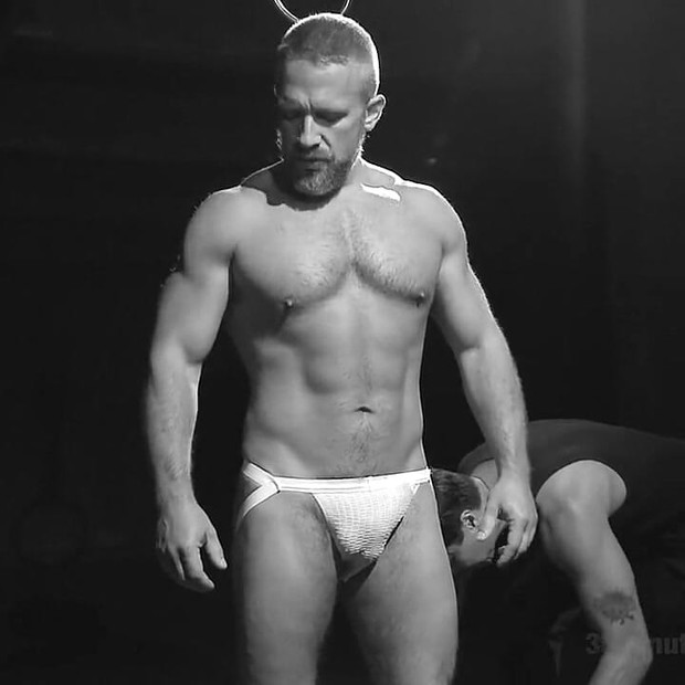 肌肉发达的鸡巴迪克卡伯无情地折磨