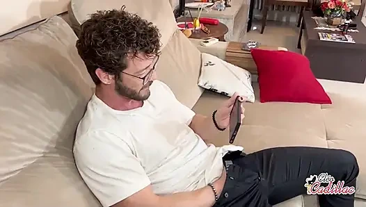 Güzel kız, beni külotsuz bir elbiseyle yakaladığı için deli gibi davrandı