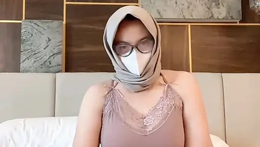 Frau mit dessous, nungging sodok von hinten