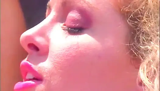 Sarışın çift yatta yalama emiyor