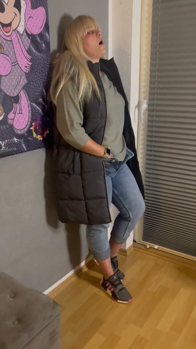 Bonie and Clyde Masturbation Stand Jeans Jacket Pussy Wet Fingering Rubbing Rubbing Clitoris Trembling Twitch Moaning Blonde Couple | Clip 1