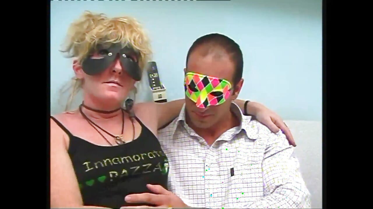 Cewek bertopeng dengan toket kecil ini dientot gaya doggy sampai dicrot di mulut sama kontol besar amatir