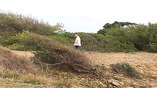 Pasangan nakal ini lagi asik seks anal di pantai