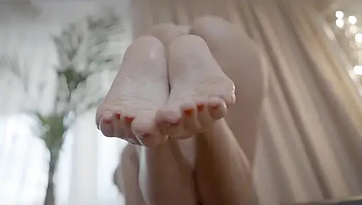 Reife blonde MILF tränkt ihre füße in pisse