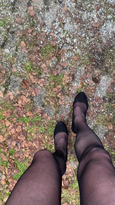 Estim big cum outside on pantyhose legs and heels
