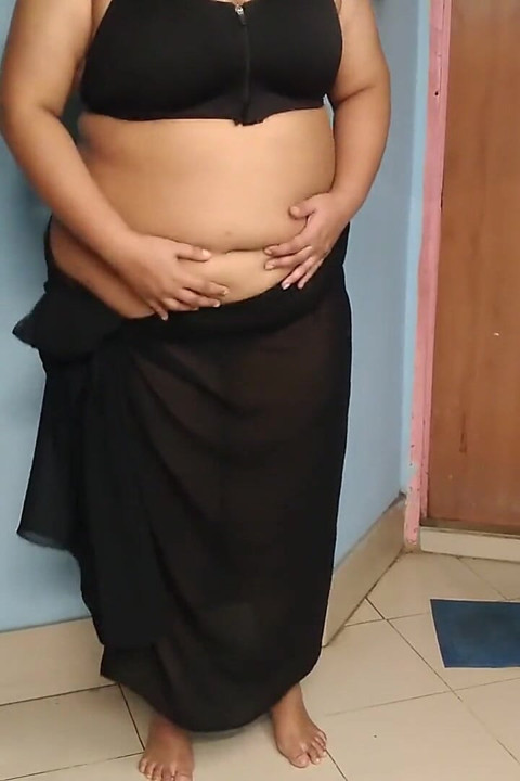 La criada sexualmente emocionada y sacudiendo su gran culo, de repente vio al hijastro del dueño y la folló - amateur