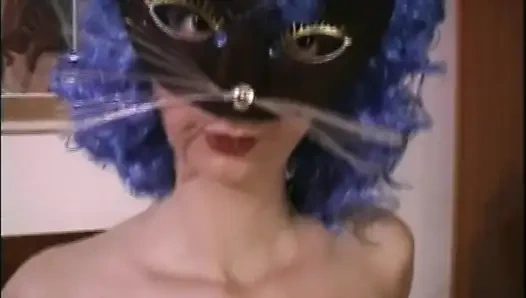 Возбужденную милфу с волосатой киской в задницу трахнули и кончили в рот большим винтажным членом