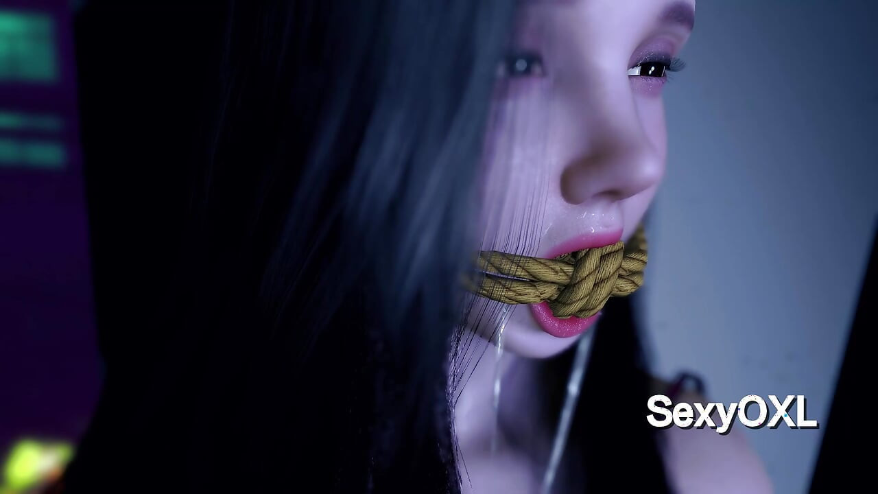 발코니에서 발견되기를 바라는 고독한 미녀