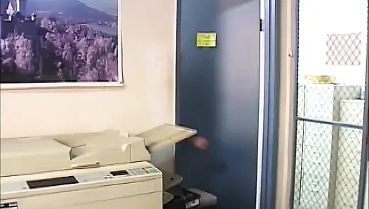 Kadın erkeklerin kadınları nasıl siktiklerini görüyor ve katılıyor