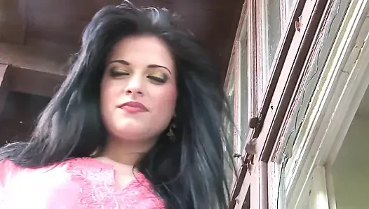 Seksi hatun açık havada kameraya poz yapmayı seviyor
