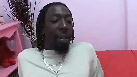 Güzel memeli zenci kaltak yatakta sert sikişten sonra ağzına boşalıyor