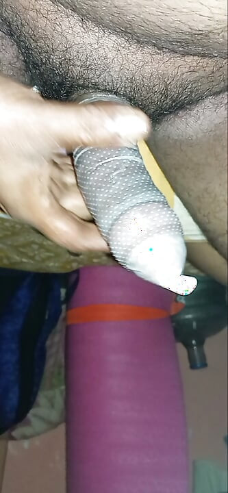 戴着避孕套打飞机