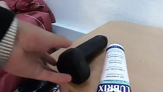 Astrid büyük bir dildoyla oynuyor