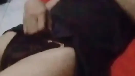 Güzel kız telefonuyla rahatlıyor