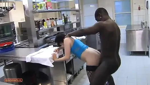 Burada siyah-beyaz olarak var: Endüstriyel mutfakta da seks mümkündür