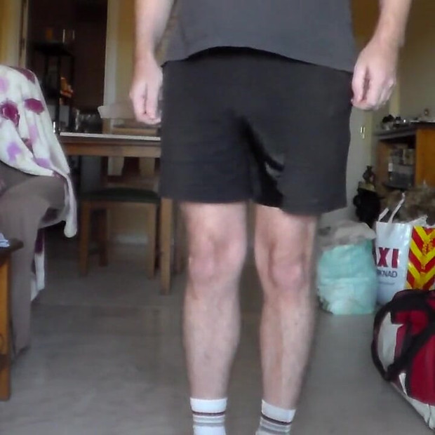 ジョンは彼の黒いショーツでおしっこをしている