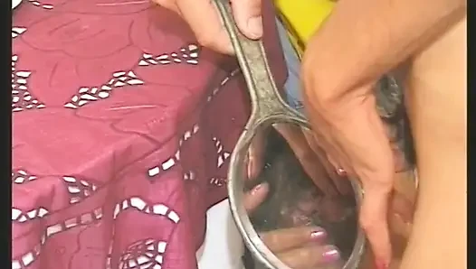 Dünnes brünettes küken mit kleinen titten wird auf ihre haarige muschi gespritzt