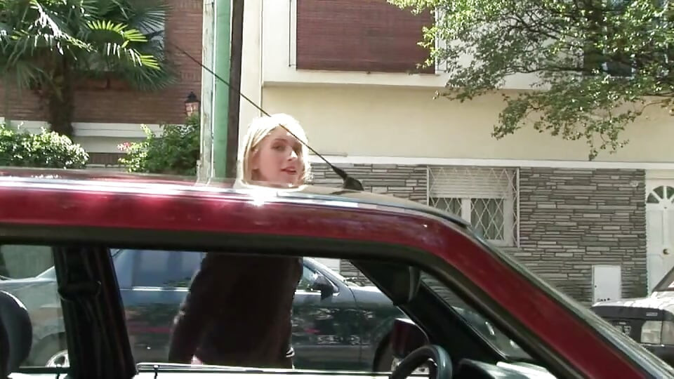 Büyük memeli sarışın orta yaşlı seksi kadın götünü grup seks için üç adamla sikiyor