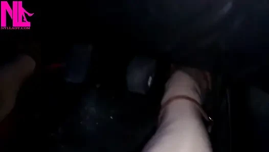 Mengemudi dengan stoking telanjang dan pompa bersumpal bworn
