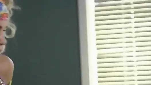 Tante seksi rambut pirang lagi asik ngentot kontol liar di sofa