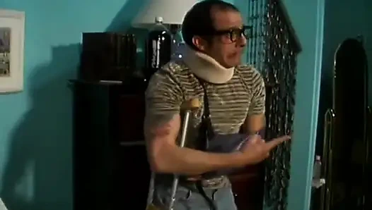 Sarışın hatunlar dildoyla ıslak amcık ziyafeti çekiyor