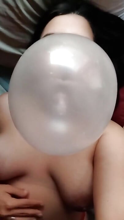 Bubblegum neuredno lice golo u krevetu - Zečica luner