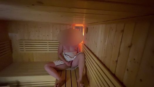 Éjaculation énorme et soulageante dans un sauna, presque surprise en train de se masturber