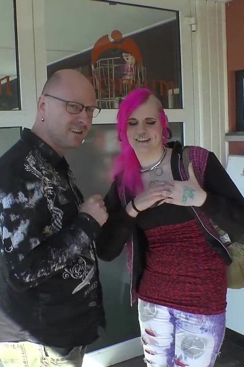 Trashy Punk-kurva biva sirovo jebana i popišana na Creampie grupnjaku