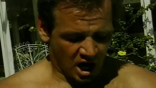 Cewek hot rambut pirang dicrot di muka di pinggir kolam renang