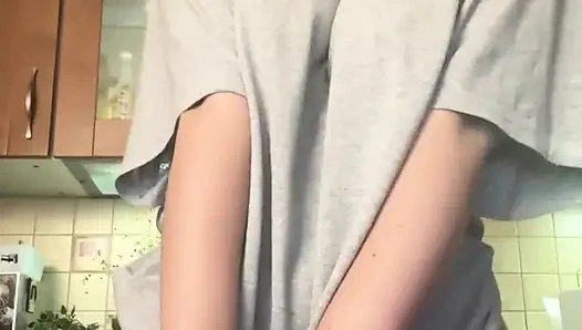 Jess'in minik, çok ıslak amcığı parmaklanıyor çok azgın ve boşalıyor