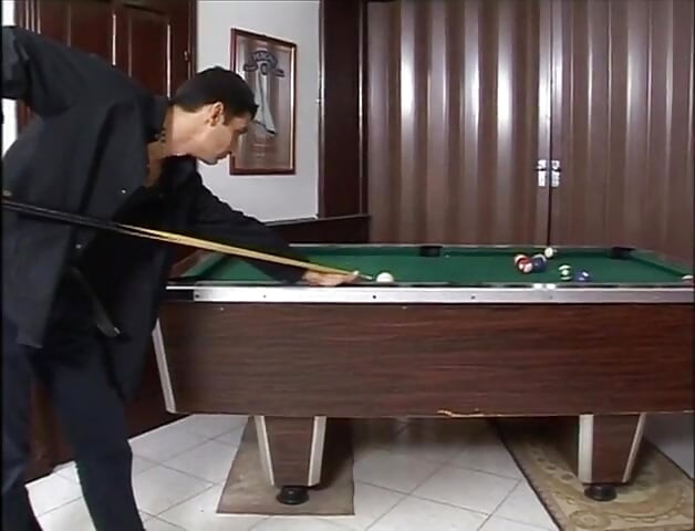 Sexede store bryster, der knepper på poolbordet