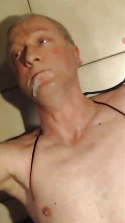 CUMFACE SPISER MIT EGET CUMSHOT