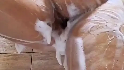 Istri pantat besar mandi