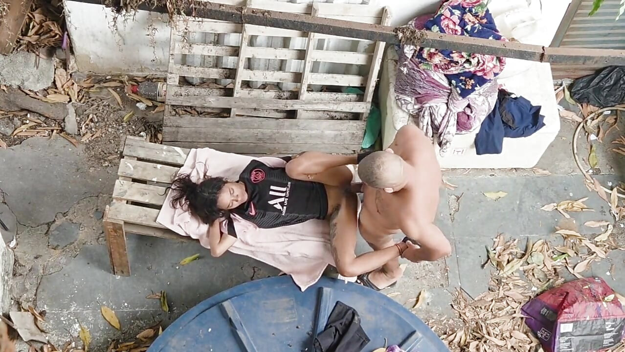 pulando, sem nada, sem quintal