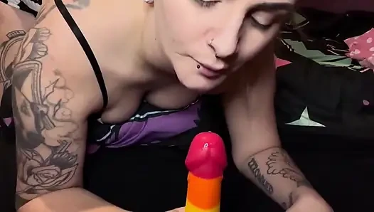 Josh en iyi arkadaşlarının üvey annesini sikiyor