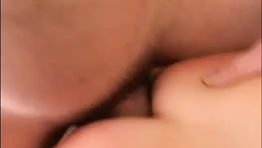 Maskierte MILF mit behaarter muschi, arsch gefickt und von großem amateur-schwanz in den mund gespritzt