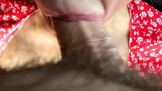 Жена сосет хуй и леденка - сперма на губах и языке